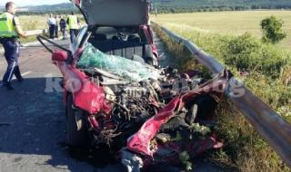 Кола с деца се заби челно в камион