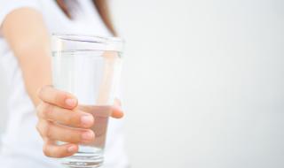 5 признака, че не пиете достатъчно вода (ВИДЕО)