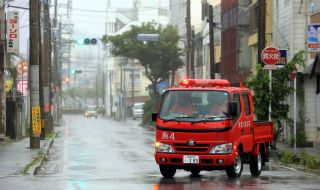 Япония се готви за сблъсък с тайфуна "Лан"