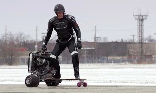 Долф Лундгрен обязди скейтборд с двигател от Ford