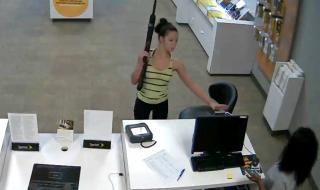 Това е обир! Секси дама с автомат задигна телефони (ВИДЕО)