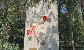 Съдбата на съветските монументи: Пазят един в София, обляха с червена боя друг в Стара Загора