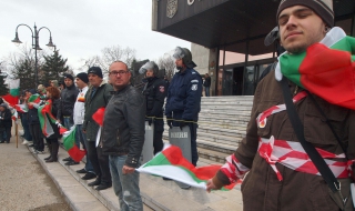 Варненци окупираха Общината за час