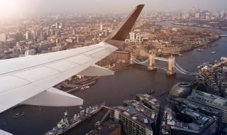 Британските власти обсъждат въвеждане на "COVID-паспорти"