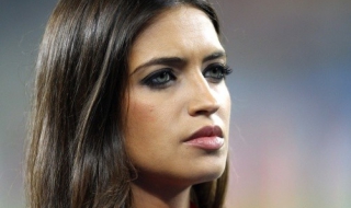 Колеги скочиха срещу сексапилната Сара Карбонеро