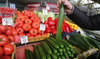 Минимално поевтиняване на краставиците и доматите