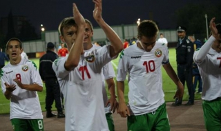 Юношите ни биха Испания