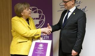 Финландия награди Ангела Меркел