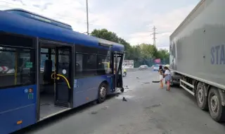 Тир и градски автобус катастрофираха в Бургас, има пострадали