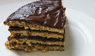 Рецепта на деня: Бисквитена торта с шоколадов ганаш