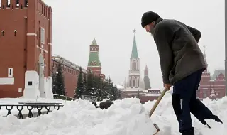 Зимата завладя Москва! Блокирани пътища и летищен хаос в руската столица