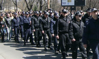 Полицаите временно спират протестите