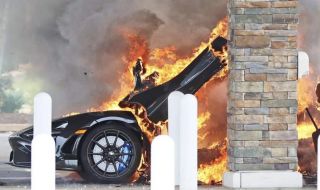 Чисто нов McLaren изгоря на бензиностанция (ВИДЕО)