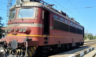 Първо във ФАКТИ: Локомотиви се удариха на гара София