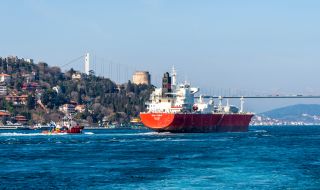 Инцидент с петролен танкер спря корабоплаването през Босфора