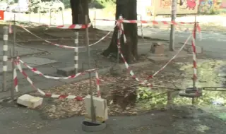 Близо месец на столична улица в "Подуяне" извира гореща вода