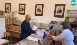 Ахмед Доган гласува с хартиена бюлетина