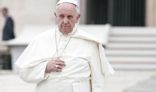 Ватиканът разследва "харесана" от Папата СНИМКА на палава ученичка