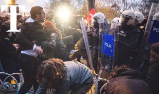 Привърженици на Народнорепубликанска партия и полицията влязоха в сблъсъци в Истанбул