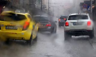 Проливен дъжд и градушка в София, наводниха се улици и подлези
