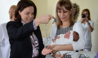Здравният министър ориса бебето на 2014 година