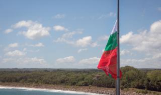 Вандали ни оставиха без знаме на границата при Резово