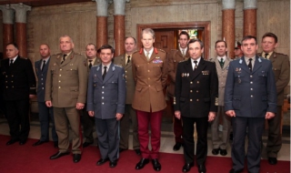 Генерал Брадшоу ни похвали с ангажираността ни с колективната сигурност