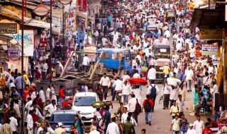 ООН: До края на месеца населението на Индия ще бъде най-голямото в света 