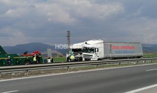 Шофьор загина при катастрофа между два тира на "Хемус"