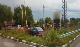 Екшън в Сливенско – контрабандисти удариха полицейска кола