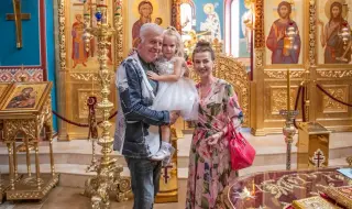 Илиана Раева и Наско Сираков кръстиха най-малката си внучка (СНИМКИ)