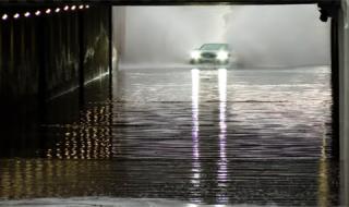 Как не се минава под мост след проливен дъжд (ВИДЕО)