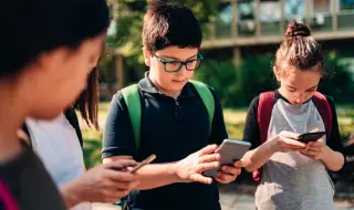 Забрана на мобилните телефони в час за учениците