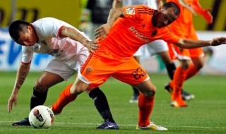 Порои от топки за тенис прекъсна мач на Севиля (Видео)