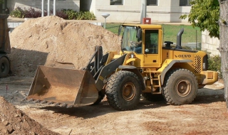 Мъж бере душа след инцидент с фадрома в асфалтова база