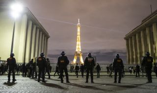 Франция мобилизира десетки хиляди полицаи