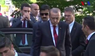 Ердоган гледа как гардовете му бият протестиращи (ВИДЕО)