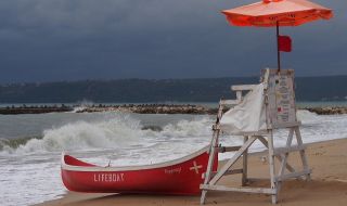 Изчезващ плаж край Варна започна да се възстановява