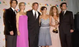 Лиса Кудроу разкри, че всеки от главните актьори в "Приятели" печели по 20 милиона долара годишно