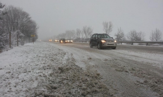 На места пътищата са заснежени