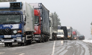 Падналият сняг затрудни движението