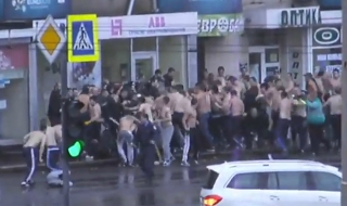 Фенове се биха жестоко в Украйна (ВИДЕО)