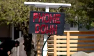 „Умни пътни знаци“ забелязват използването на телефон и препоръчват да го оставите (ВИДЕО)