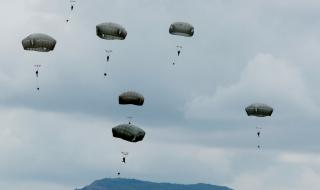 Американски войници пострадаха при скокове с парашут в Германия
