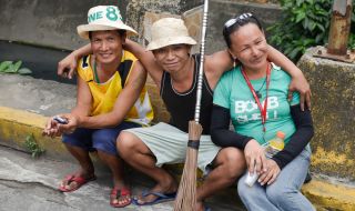 Филипински кмет към служителите си: Усмивка или глоба