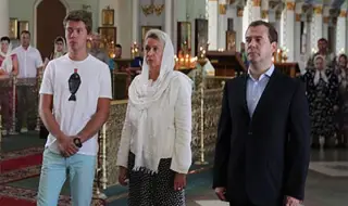 Медведев поддържа форма с йога и хардрок, има син от ученическата си любов
