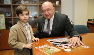 Красен Кралев се срещна с младата шахматна надежда Светлен Иванов
