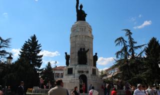 Арестуваха нидерландец, осквернил паметника "Майка България" във Велико Търново