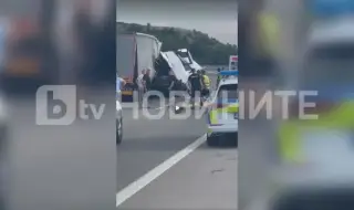 ТИР разцепи товарен автомобил на две при тежка катастрофа на АМ „Струма“