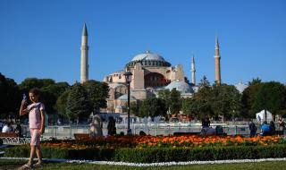 Гърция потъна в траур заради превръщането на „Света София“ в джамия